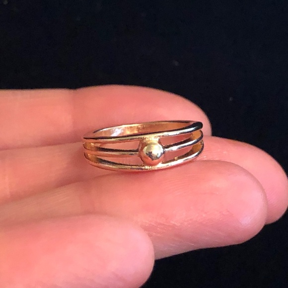 Elegant Gold-Tone Women's Ring - Picture 6 of 8